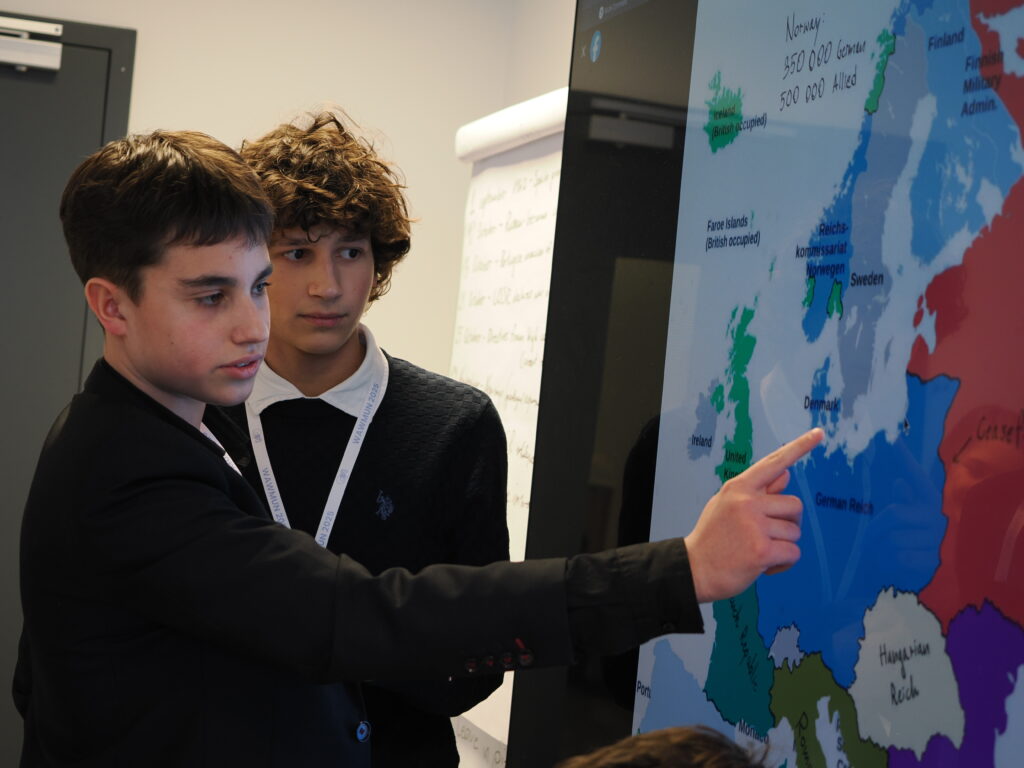 Expand Knowledge on Global Politics, Economy, Science & Culture